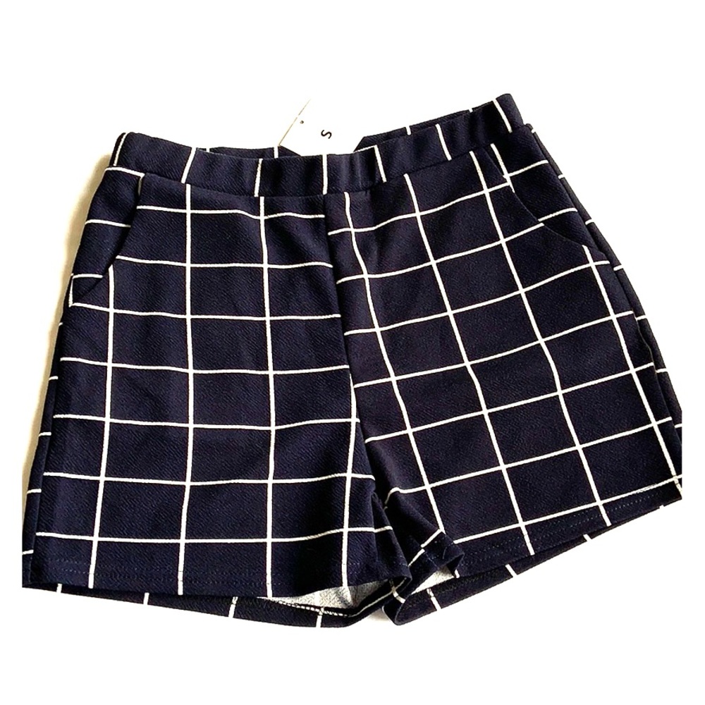 🌞NWT Navy & white stretchy crepe material shorts